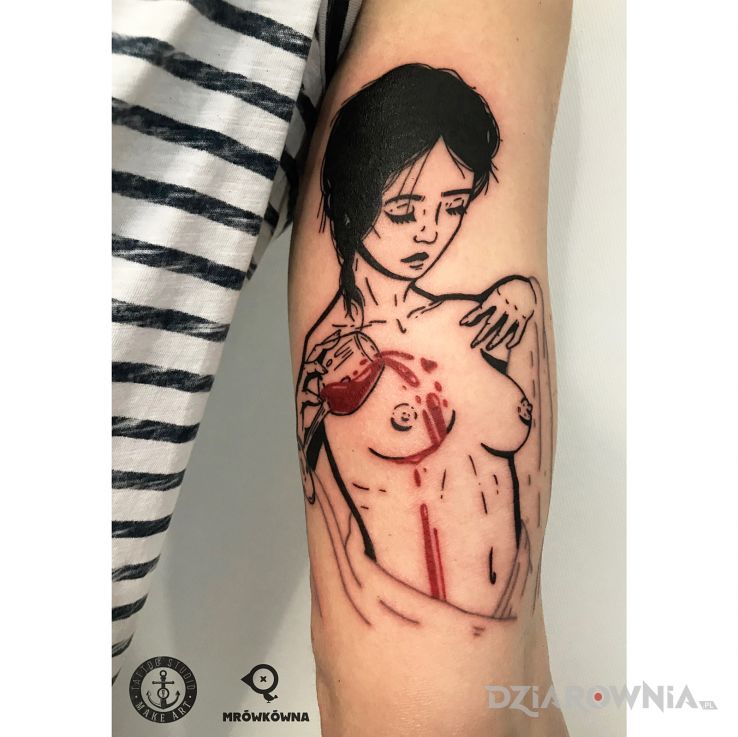 Tatuaż kobieta i wino w motywie czarno-szare i stylu graficzne / ilustracyjne na ramieniu