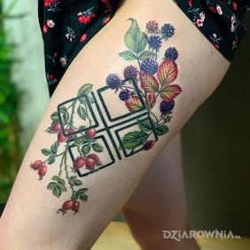 Tatuaż Jeżyny na nodze motyw: kolorowe styl: realistyczne