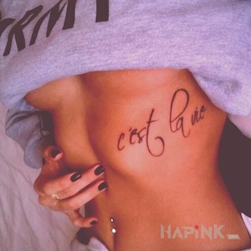 Tattoo Zawijany napis in sexy motif on the ribs