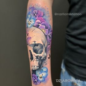 Tatuaż Czaszka z roślinnością na przedramieniu motyw: kwiaty styl: watercolor