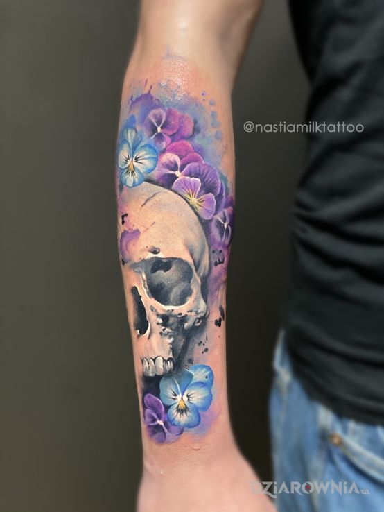 Tatuaż czaszka z roślinnością w motywie czaszki i stylu watercolor na przedramieniu