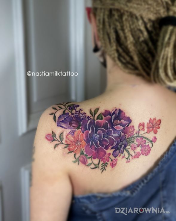 Tatuaż kompozycja kwiatowa w motywie kolorowe i stylu realistyczne na łopatkach