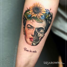 Tatuaż Frida na przedramieniu motyw: napisy styl: realistyczne