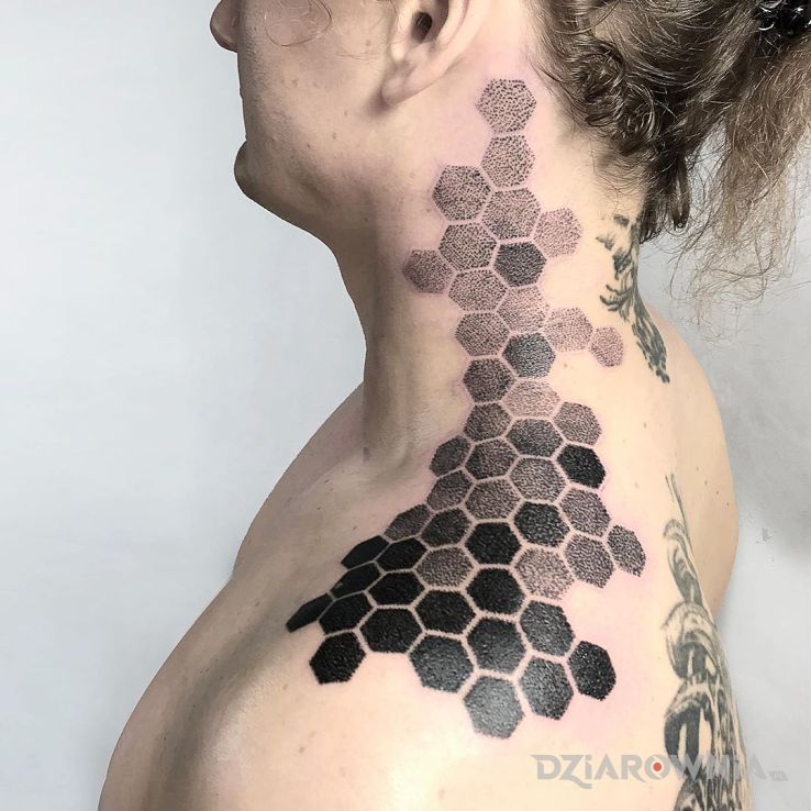 Tatuaż heksagon w motywie czarno-szare i stylu dotwork na szyi