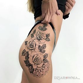 Tatuaż Kompozycja kwiatowa z mandalą na pośladkach motyw: mandale styl: dotwork