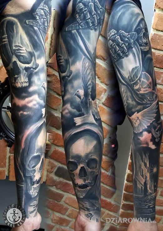Tatuaż śmiercionośny rękaw w motywie czarno-szare i stylu realistyczne na przedramieniu