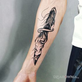 Tatuaż Nóż na przedramieniu motyw: czarno-szare styl: graficzne / ilustracyjne