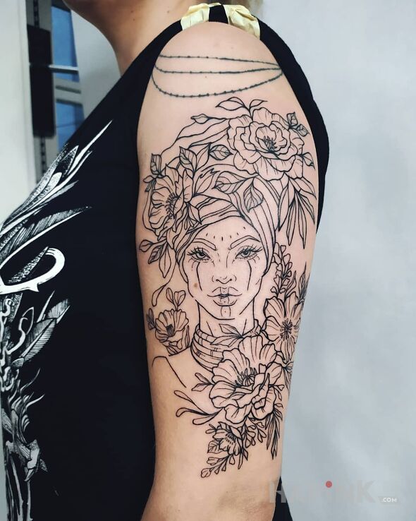 Tattoo Kobieta in black and gray motif and graphic / illustrative style on the upper arm
