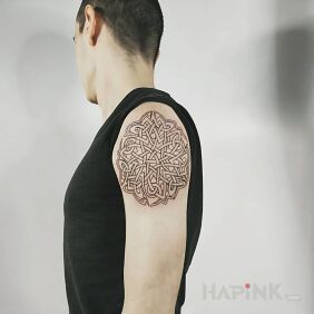 Tattoo Ornament on the upper arm motif: black and gray style: contour / linework
