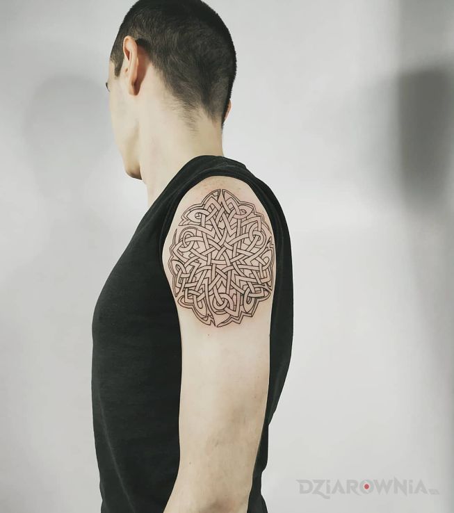 Tatuaż ornament w motywie czarno-szare i stylu kontury / linework na ramieniu