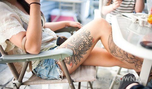 Tatuaż wydziarana nóżka w motywie seksowne na nodze