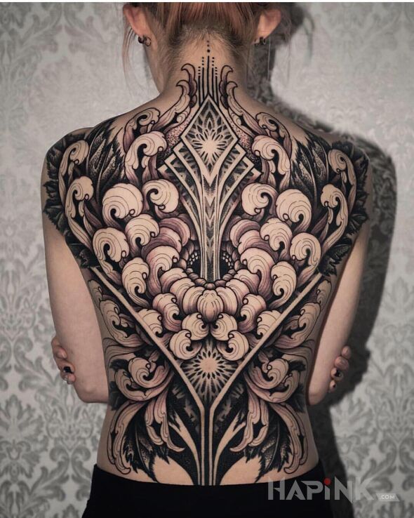 Tattoo Iście ogromna chryzantema in black and gray motif and geometric style on the back