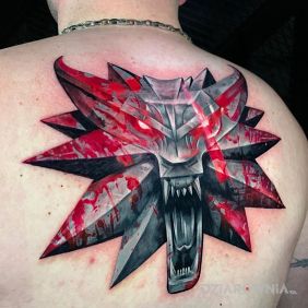 Tatuaż Wiedźmin na plecach motyw: kolorowe styl: realistyczne