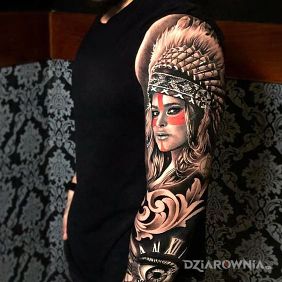 Tatuaż Szefowa indiańskiego plemienia na ramieniu motyw: kwiaty styl: realistyczne