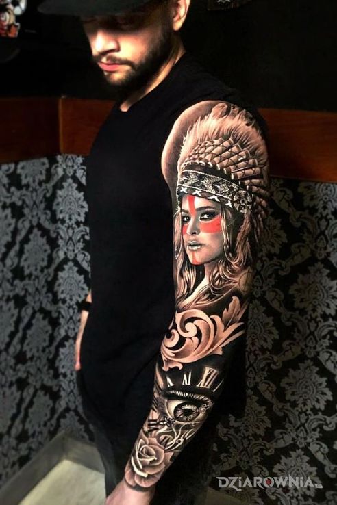 Tatuaż szefowa indiańskiego plemienia w motywie rękawy i stylu realistyczne na przedramieniu
