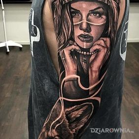 Tatuaż Indianka z wilkiem na przedramieniu motyw: zwierzęta styl: realistyczne