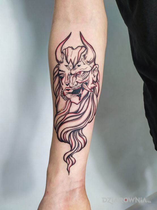 Tatuaż kobieta - demon w motywie demony i stylu graficzne / ilustracyjne na przedramieniu