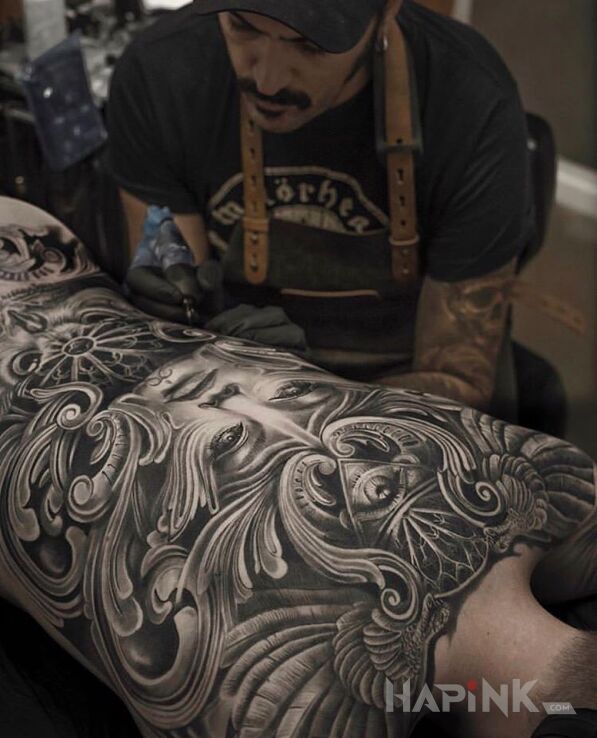 Tattoo Twarz na środku pleców in faces motif and realistic style on the shoulder blades