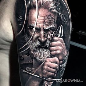 Tatuaż Stary wój na ramieniu motyw: czarno-szare styl: realistyczne