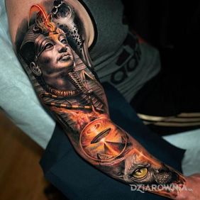 Tatuaż Faraon i ufo na przedramieniu motyw: kolorowe styl: realistyczne