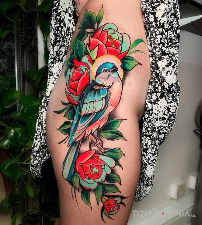 Tatuaż ptaszyna w motywie kwiaty i stylu neotradycyjne na nodze