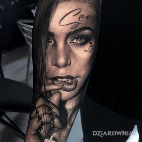 Tatuaż Przegryziona warga na przedramieniu motyw: twarze styl: realistyczne