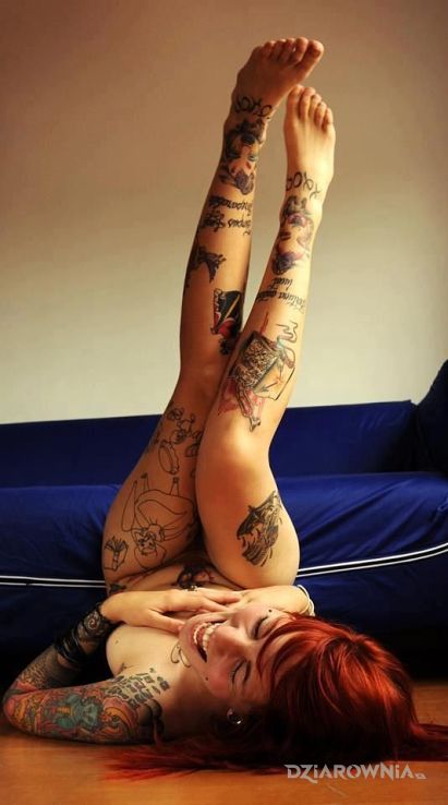 Tatuaż dziewczyna z różnymi tatuażami w motywie napisy na nodze