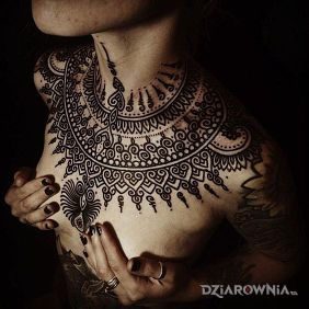 Tatuaż Stylowo dookoła szyi na gardle motyw: ornamenty styl: kontury / linework