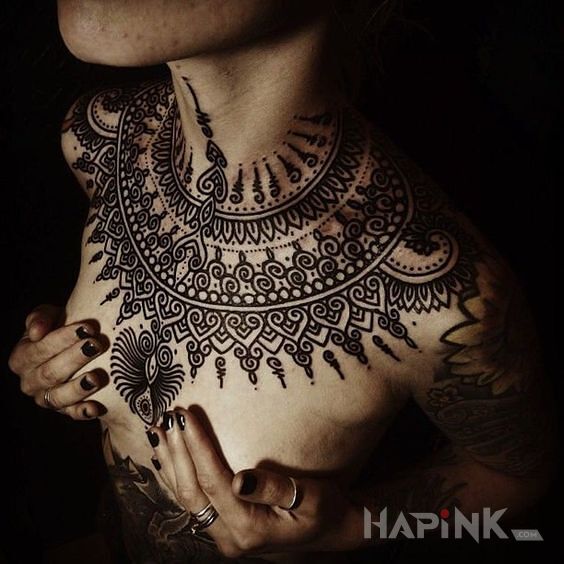 Tattoo Stylowo dookoła szyi in ornaments motif and contour / linework style on the collarbone