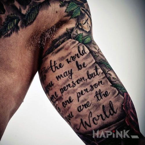 Tattoo Cały świat in lettering motif and calligraphy style on the upper arm