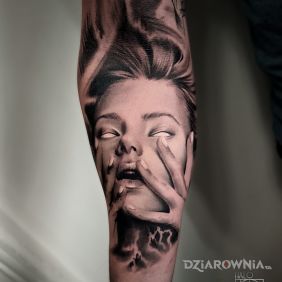 Tatuaż Kobieta na przedramieniu motyw: czarno-szare styl: realistyczne