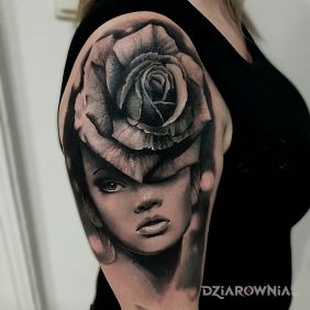 Tatuaż Kobieta kwiat na ramieniu motyw: twarze styl: realistyczne