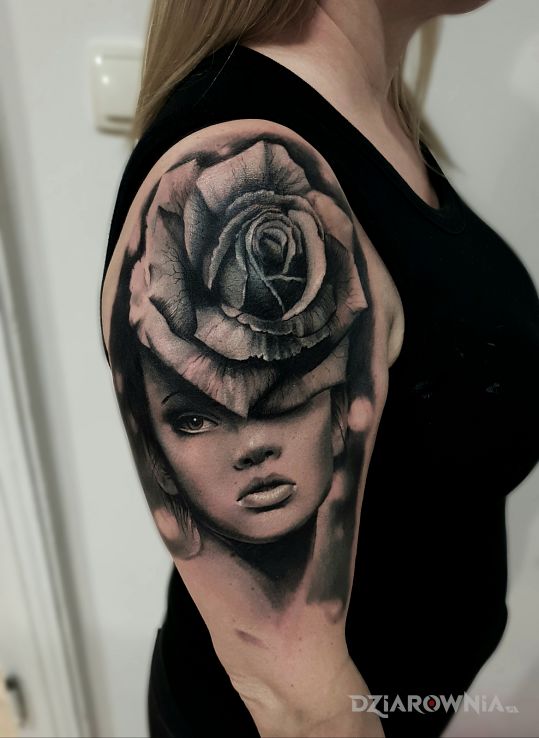 Tatuaż kobieta kwiat w motywie twarze i stylu realistyczne na ramieniu