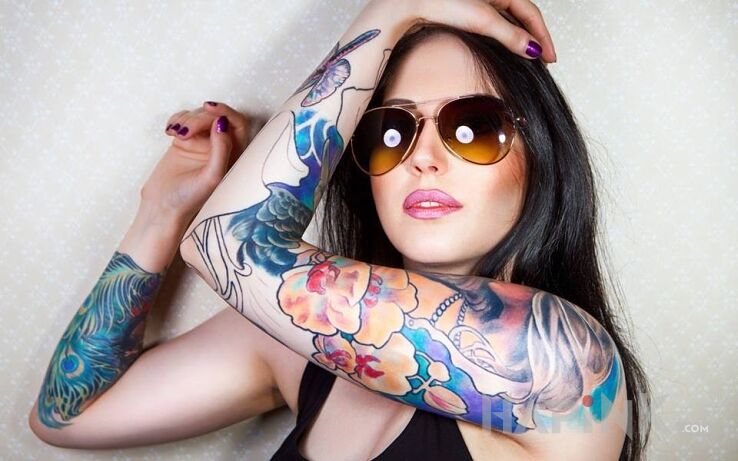 Tattoo Czarnowlosa i barwne wzory na rekach in colorful motif and Watercolor style on the upper arm