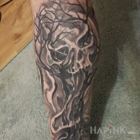 Tattoo Finished ? lurk on the calf motif: black and gray style: graphic / illustrative