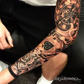 Tatuaż As pod zegarem na ramieniu motyw: przedmioty styl: realistyczne