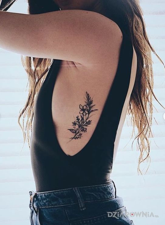 Tatuaż gałązka z kwiatem w motywie czarno-szare i stylu graficzne / ilustracyjne na żebrach