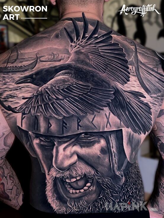 Tattoo Wiking i motyw skandynawski in animals motif and realistic style on the fingers