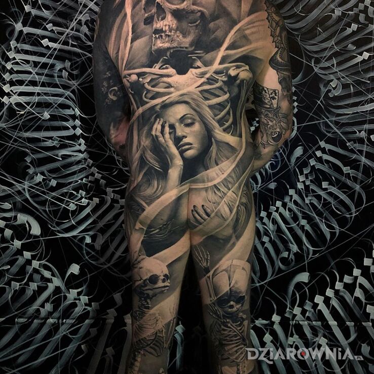 Tatuaż Kobieta w parze ze szkieletem w motywie mroczne i stylu realistyczne na pośladkach