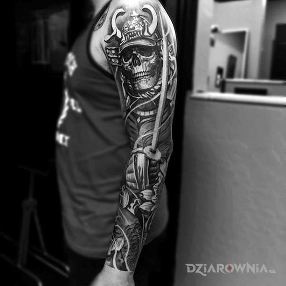 Tatuaż samurajski szkieletor w motywie czarno-szare i stylu realistyczne na ramieniu