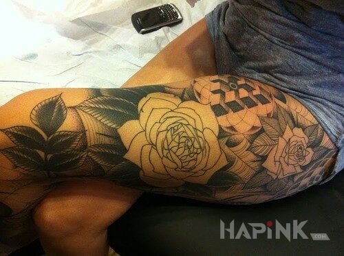 Tattoo Kwiaty in flowers motif and geometric style on the leg
