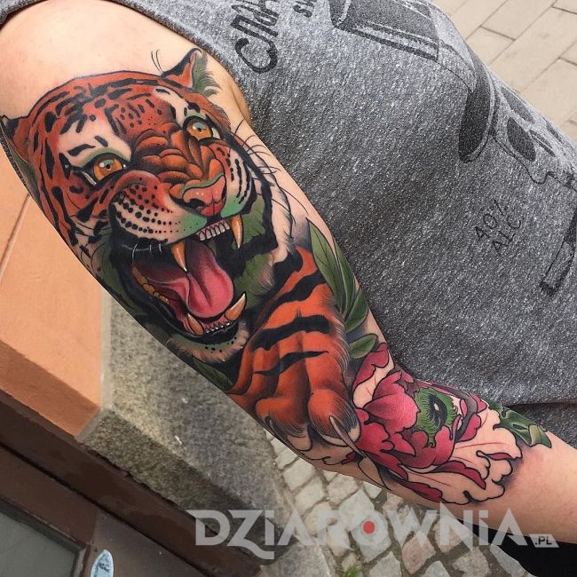 tatuaż kolorowy i neotradycyjny tygrys na ramieniu mężczyzny