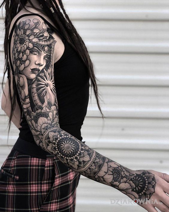 Tatuaż portret kobiety wplątany w kwiaty w motywie rękawy i stylu graficzne / ilustracyjne na ramieniu