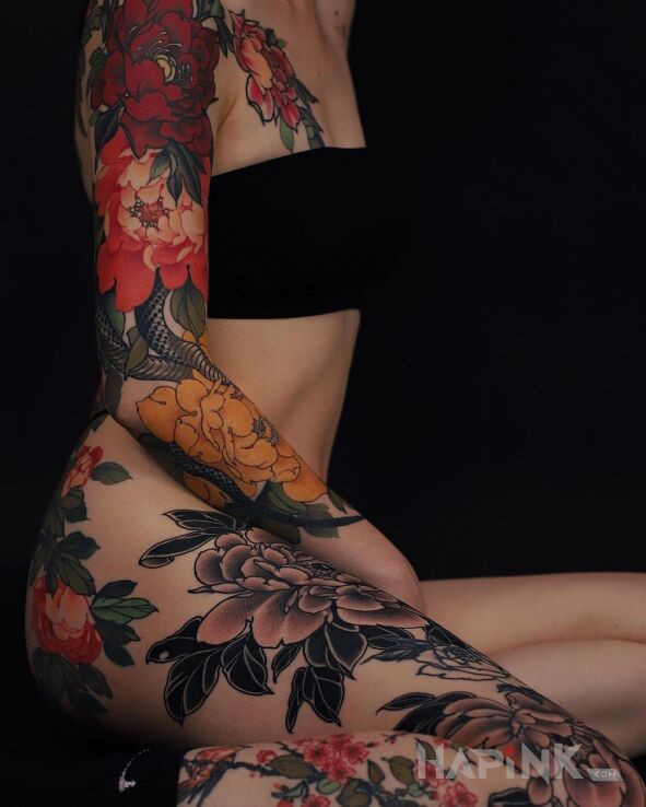 Tattoo Cała w kwiatach in flowers motif and japanese / irezumi style on the leg