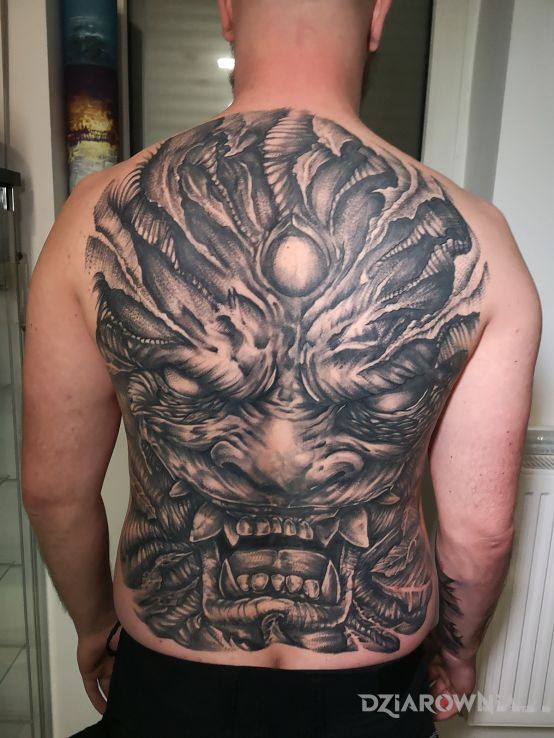 Tatuaż demon pełne plecy w motywie demony i stylu realistyczne na łopatkach