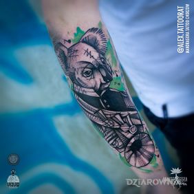 Tatuaż Koala na przedramieniu motyw: czarno-szare styl: graficzne / ilustracyjne