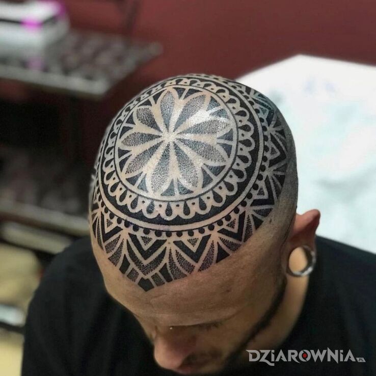 Tatuaż Czapka :) w motywie czarno-szare i stylu dotwork na głowie