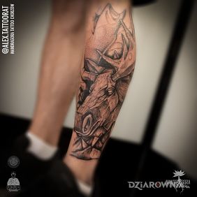 Tatuaż Łoś na łydce motyw: czarno-szare styl: graficzne / ilustracyjne