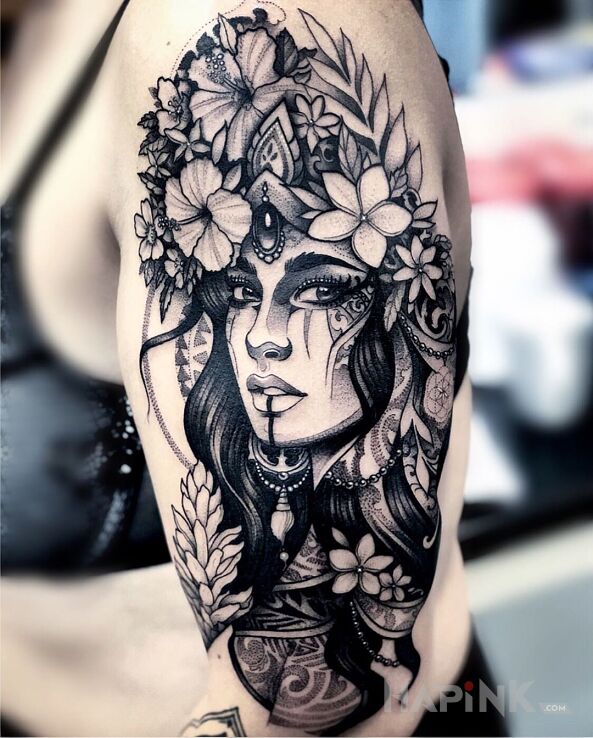 Tattoo Dziewczyna w koronie z kwiatów in faces motif and graphic / illustrative style on the upper arm