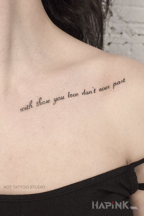 Tattoo Z tymi, których kochasz in lettering motif and calligraphy style on the collarbone